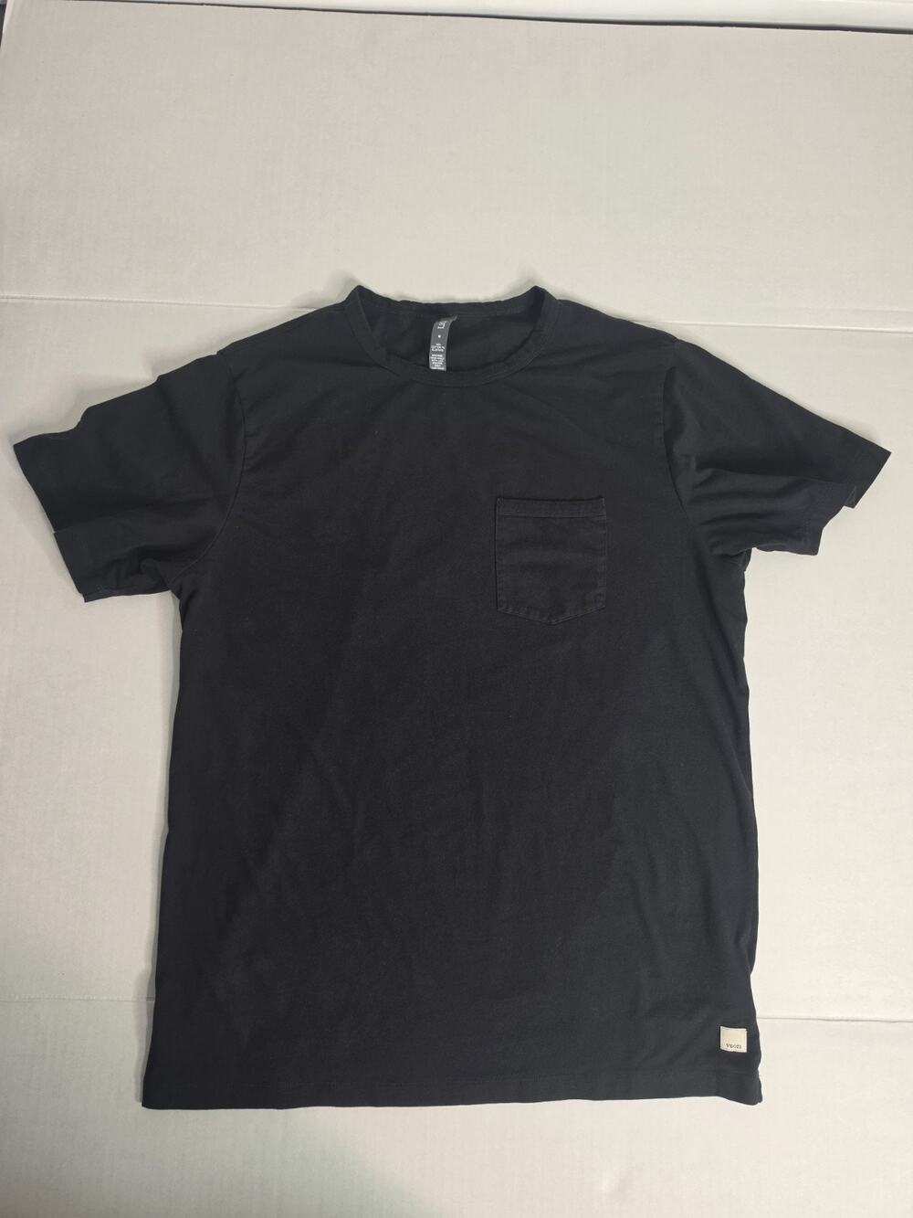 Vuori Shirt Mens SZ Medium Black Feather Pocket Tee Short Sleeve Stretch V1031